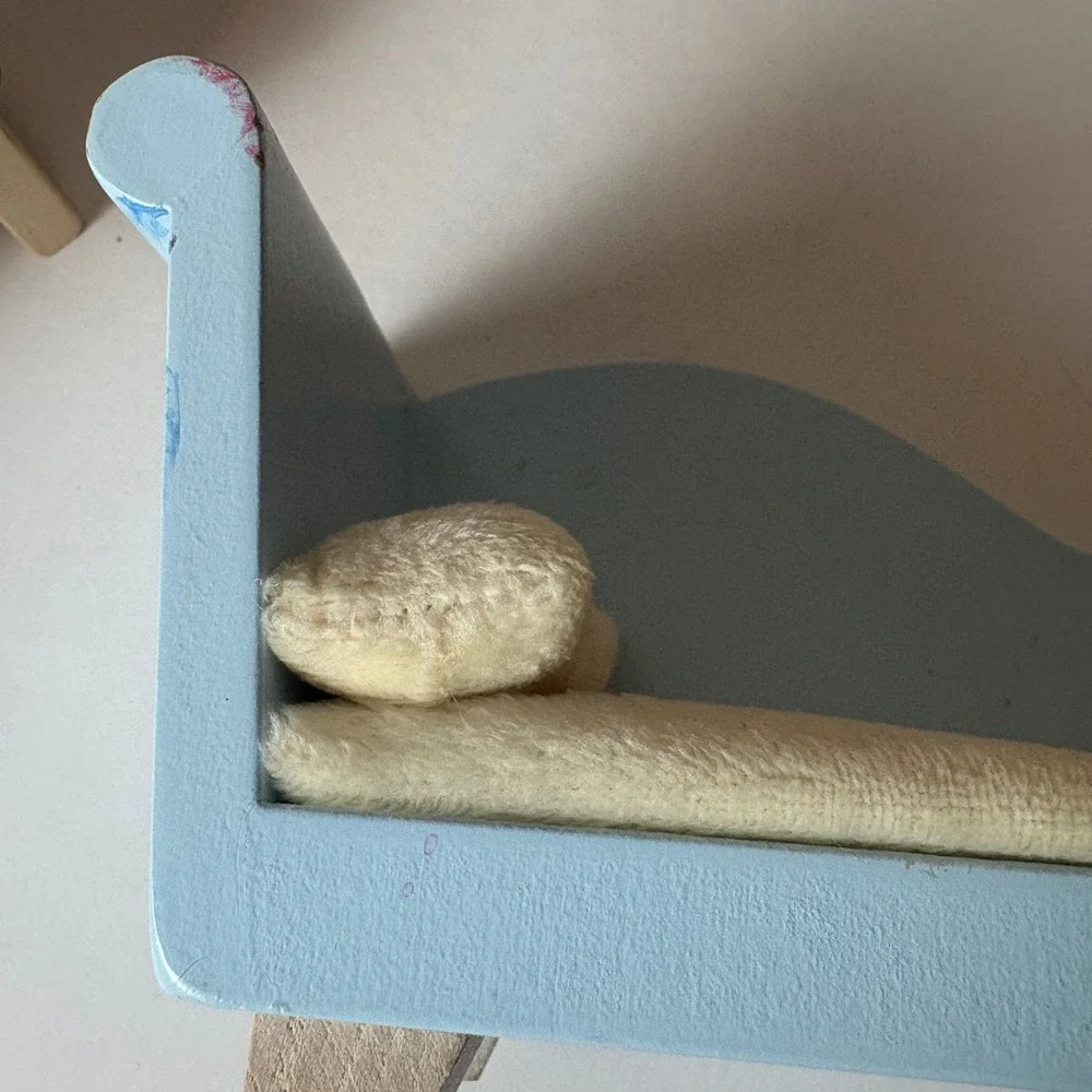 KidKraft Dollhouse Miniature Beds Set Blue‎ Chaise Lounge and Lamp Read